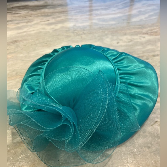 Women’s Matching Top & Skirt Set & Hat - Picture 12 of 14